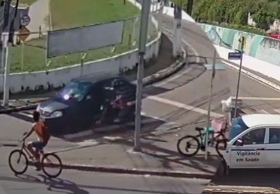 Vídeo mostra momento em que motociclista atira e mata motorista no trânsito do Jacintinho
