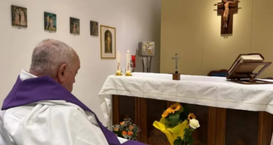 Vaticano divulga primeira foto do papa Francisco desde início da internação