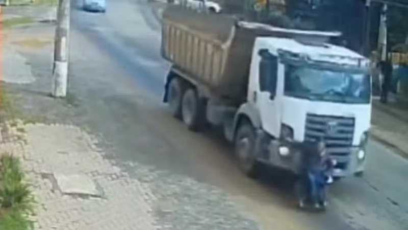 cadeirante é arrastado por caminhão em estrada e sai sem ferimentos