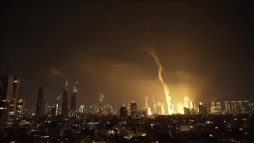 veja momento em que míssil atinge área urbana em Tel Aviv