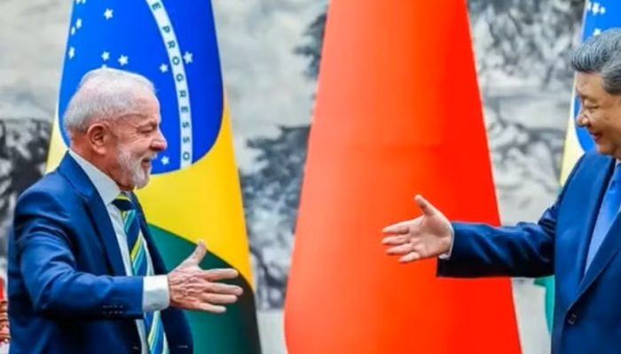 Lula e Xi Jinping durante encontro em Pequim, em maio deste ano. O líder chinês não participará da cúpula dos Brics, no Rio. Será a primeira vez que ele falta a uma cúpula do bloco desde que assumiu o poder, em 2013. — Foto: Ricardo Stuckert/Presidência da República via BBC