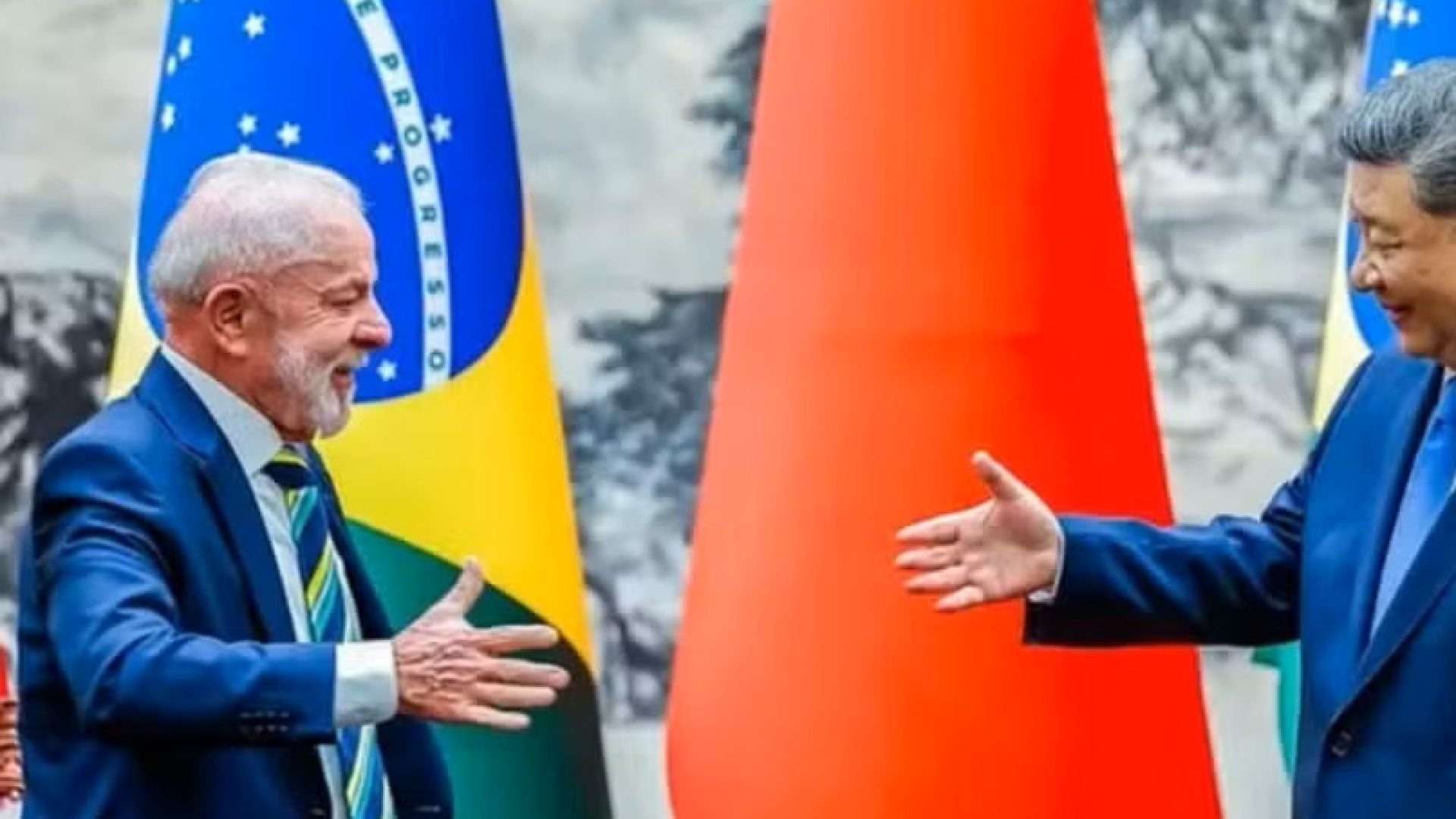 Lula e Xi Jinping durante encontro em Pequim, em maio deste ano. O líder chinês não participará da cúpula dos Brics, no Rio. Será a primeira vez que ele falta a uma cúpula do bloco desde que assumiu o poder, em 2013. — Foto: Ricardo Stuckert/Presidência da República via BBC