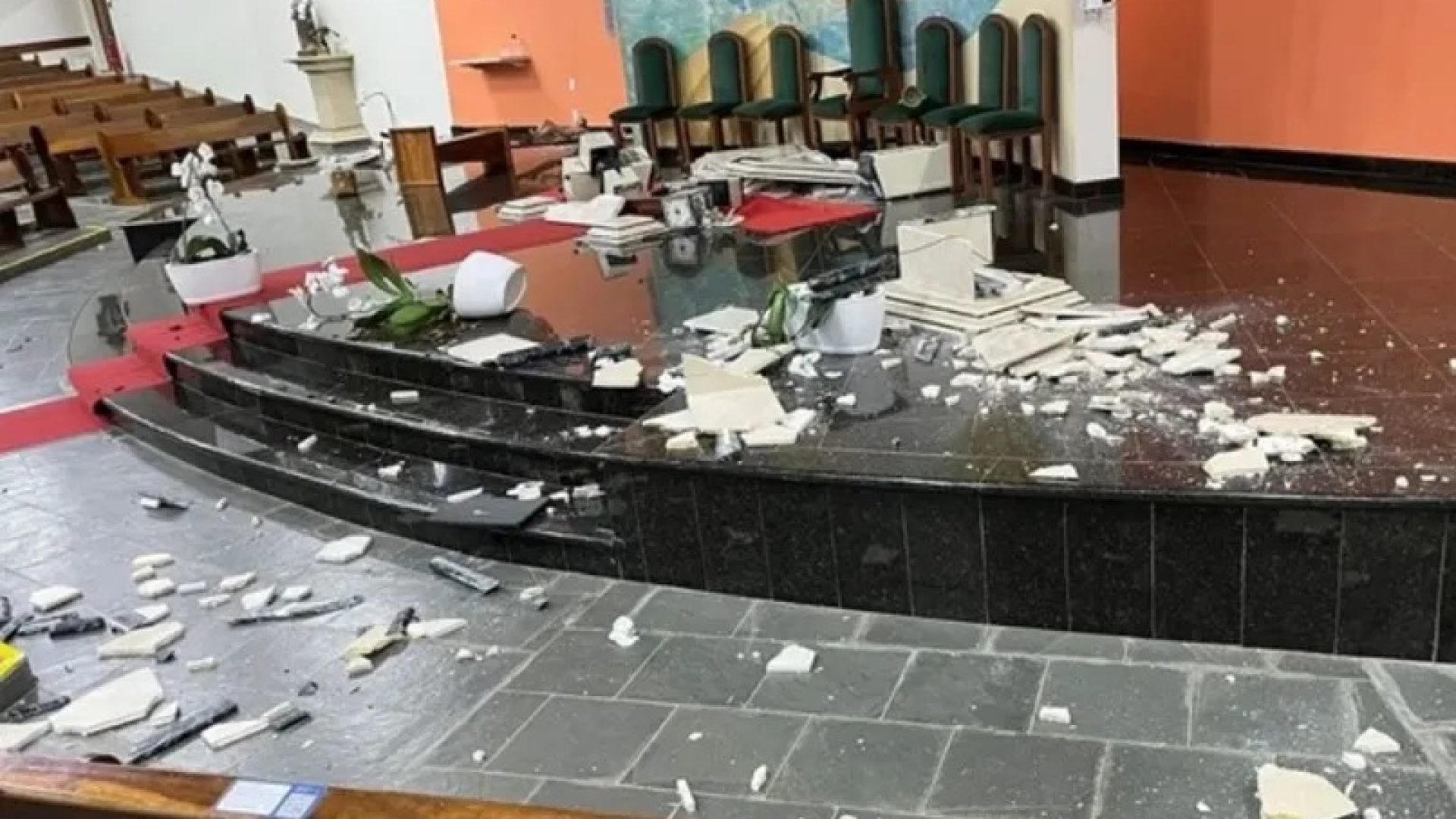 Homem destruiu o altar, a pia batismal e até um teclado. Arquivo pessoal