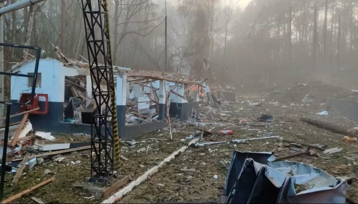 Imagens internas da empresa Enaex mostram área da explosão destruída — Foto: Corpo de Bombeiros