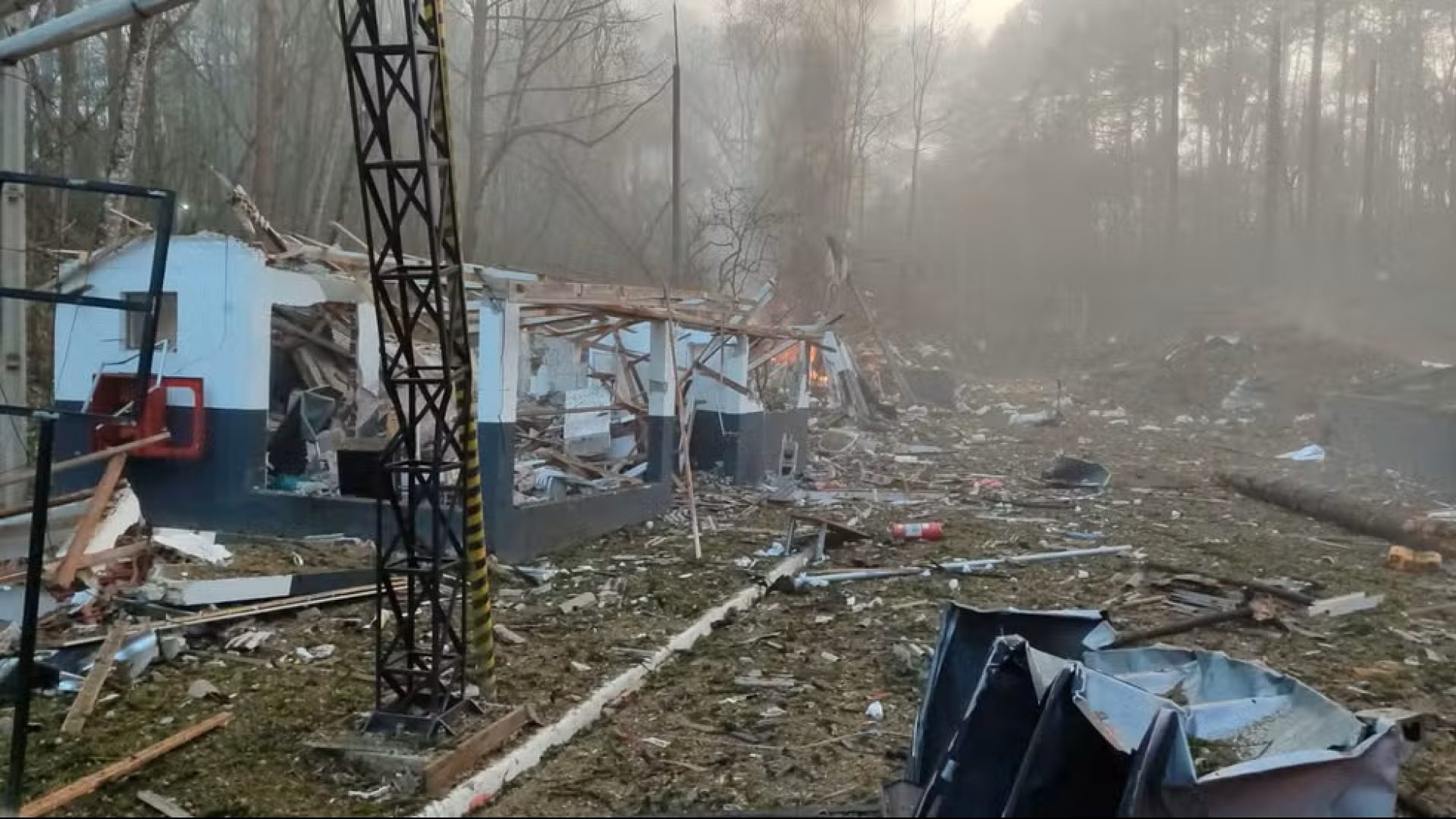 Imagens internas da empresa Enaex mostram área da explosão destruída — Foto: Corpo de Bombeiros