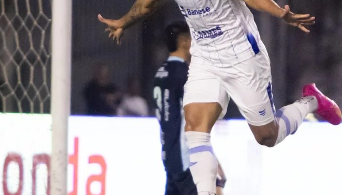 Thiago Santos festeja o seu gol para o Confiança. Marcus Vinícius