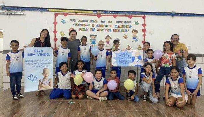 Menino de 8 anos que comemorou fim de quimioterapia retorna às aulas e é recebido com festa em Maceió