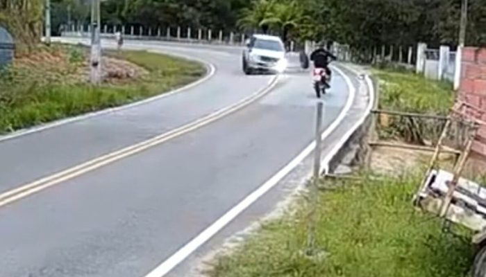 Motociclista escapa por pouco de ser atingido por pneu que se soltou de carro em AL; VÍDEO
