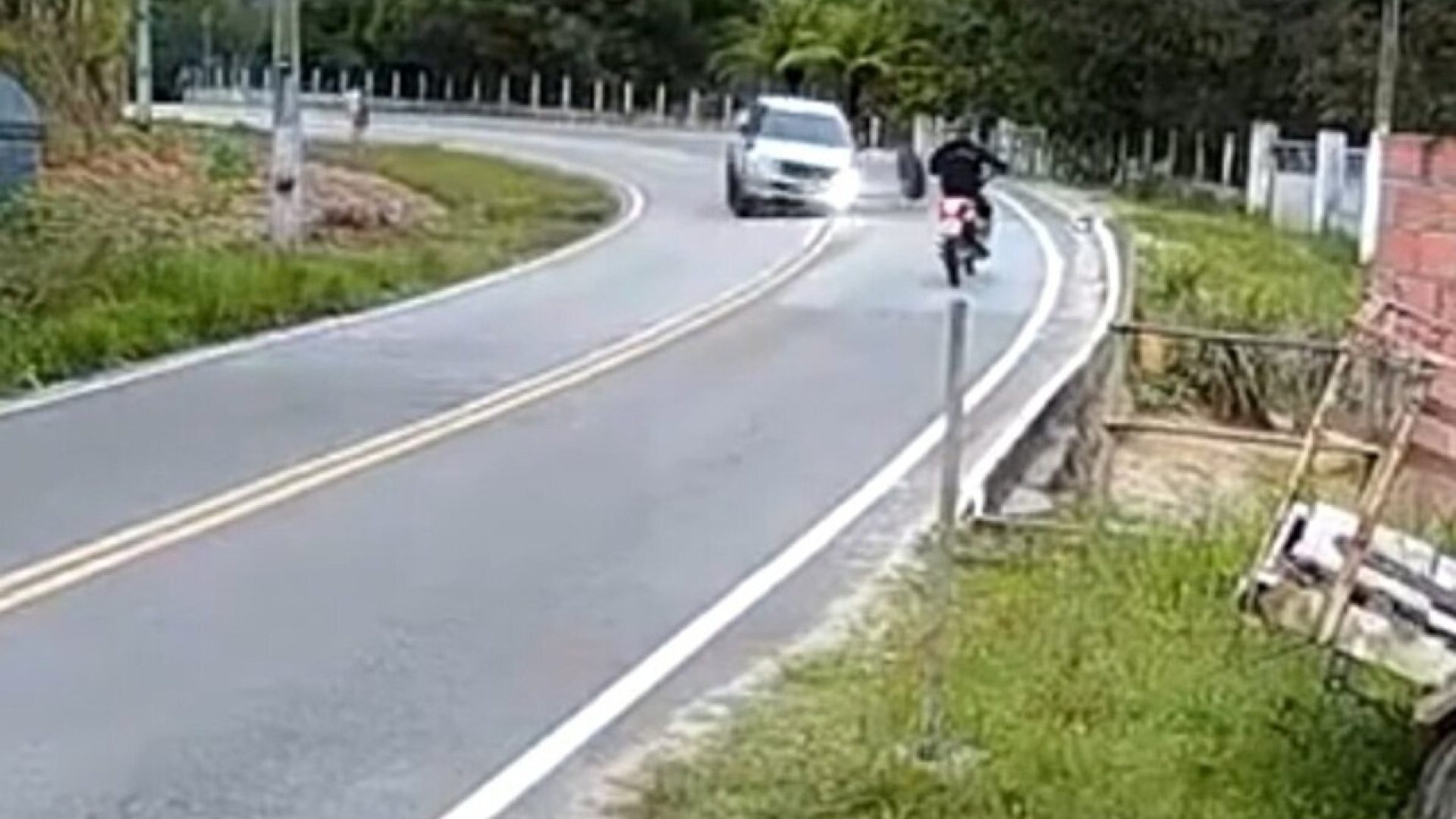Motociclista escapa por pouco de ser atingido por pneu que se soltou de carro em AL; VÍDEO