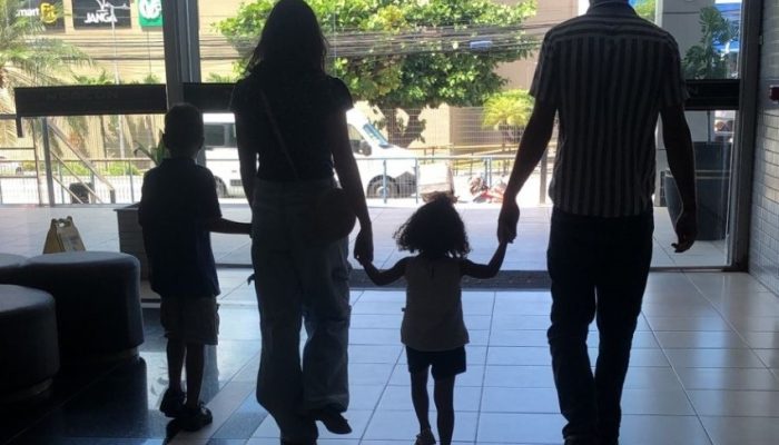 Família Acolhedora com as crianças. Foto: Cortesia