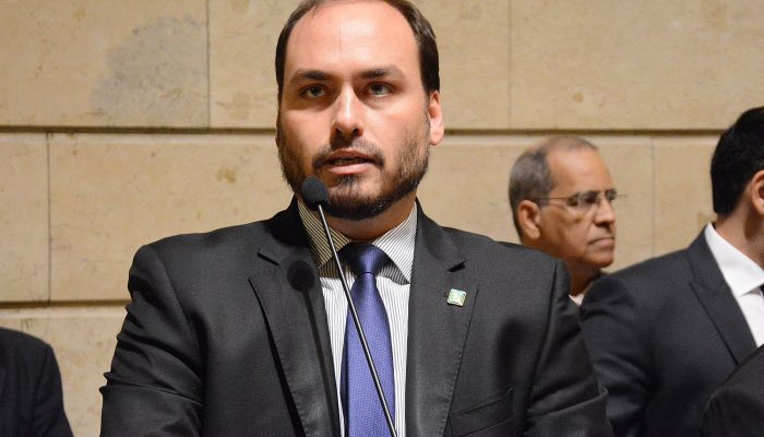 PF diz que Bolsonaro e Carlos integravam organização criminosa na Abin