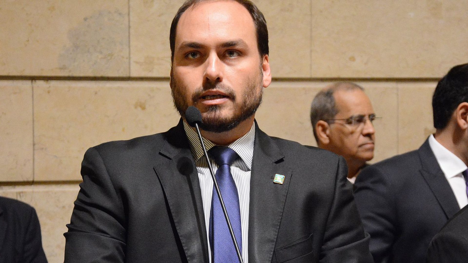 PF diz que Bolsonaro e Carlos integravam organização criminosa na Abin