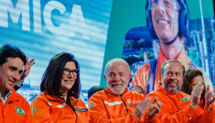 Lula cobra fiscalização de preços de combustíveis