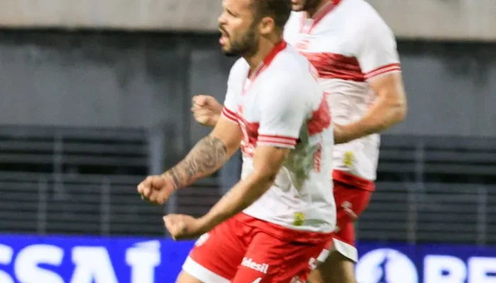 Douglas Baggio brilhou com dois gols.. Ailton Cruz