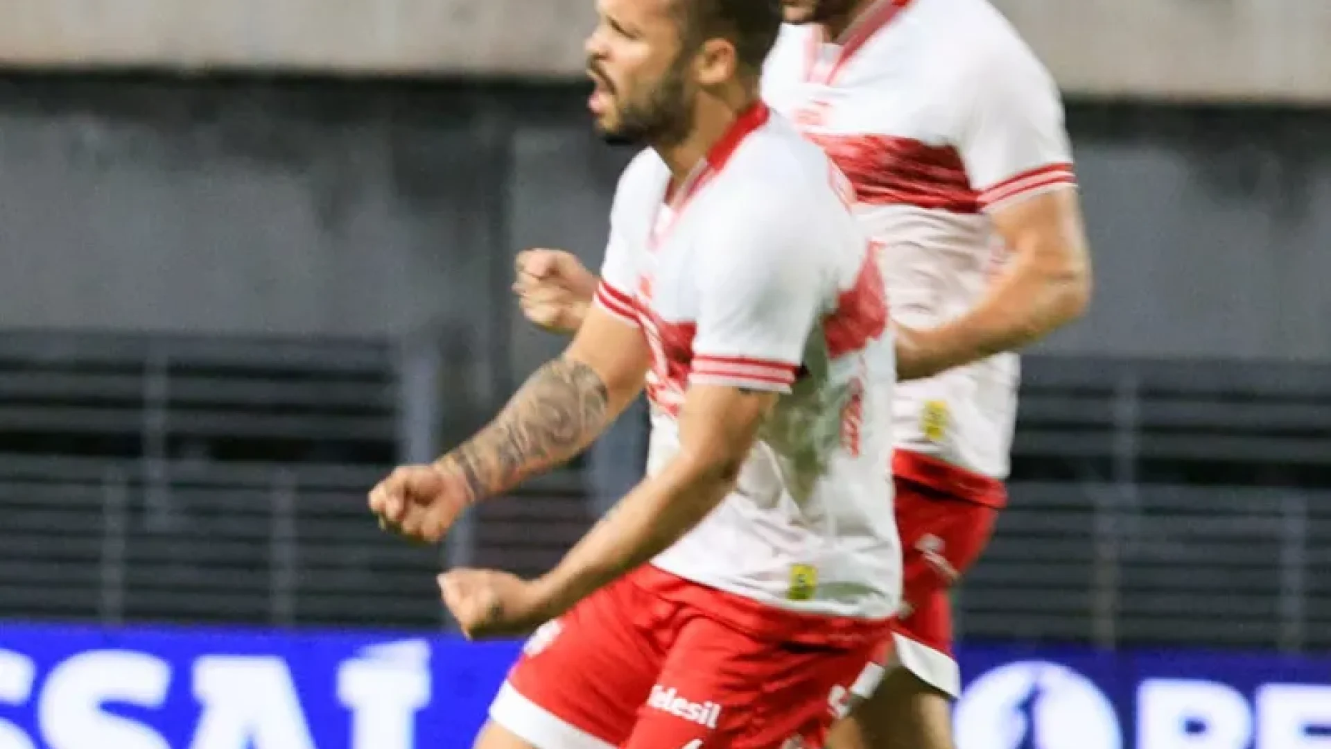 Douglas Baggio brilhou com dois gols.. Ailton Cruz