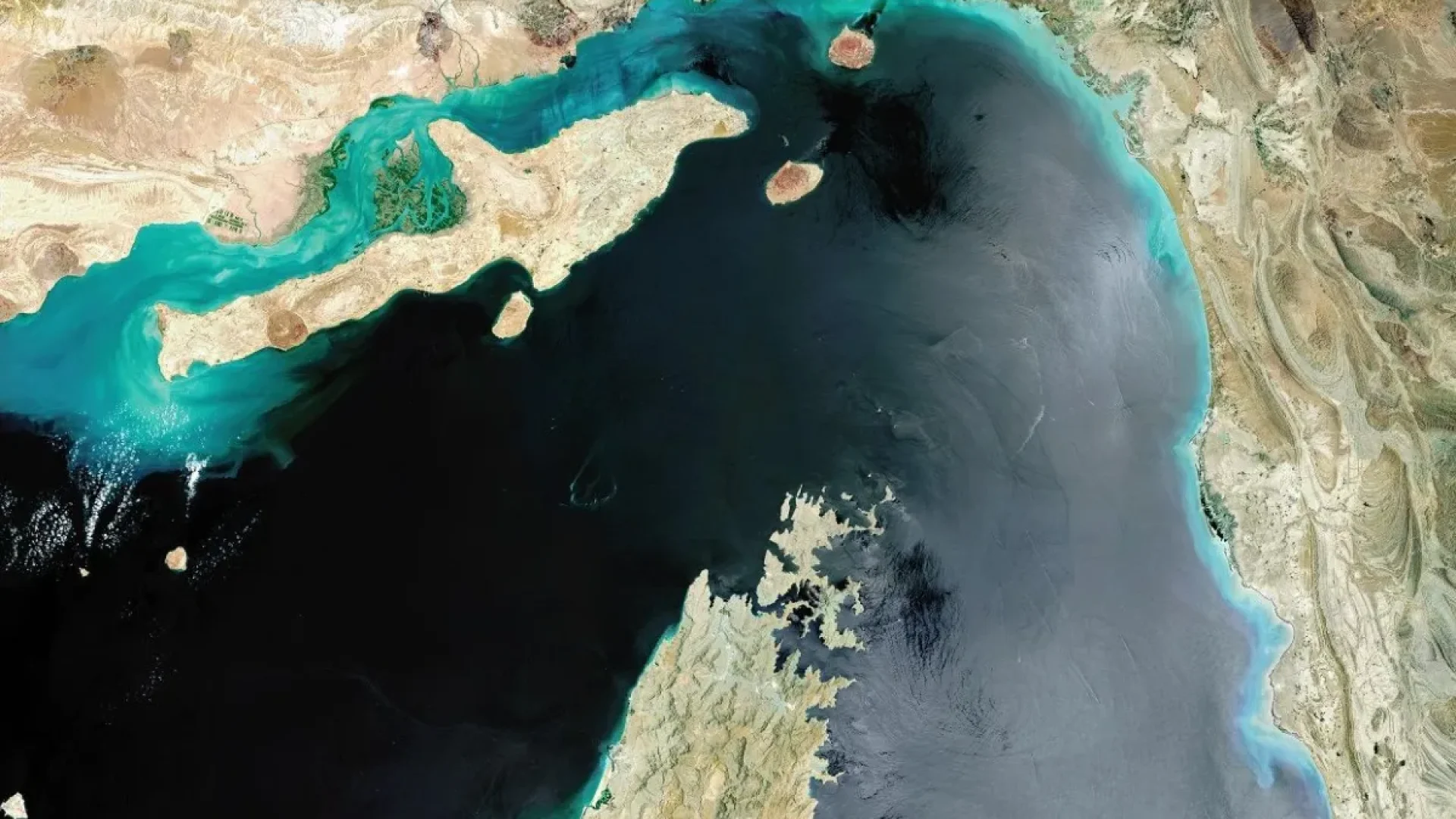 Imagem de satélite mostra o Estreito de Ormuz, região estratégica e considerada a mais delicada junto ao golfo de Omã  • Gallo Images / Copernicus Sentinel 2017/ Orbital Horizon
