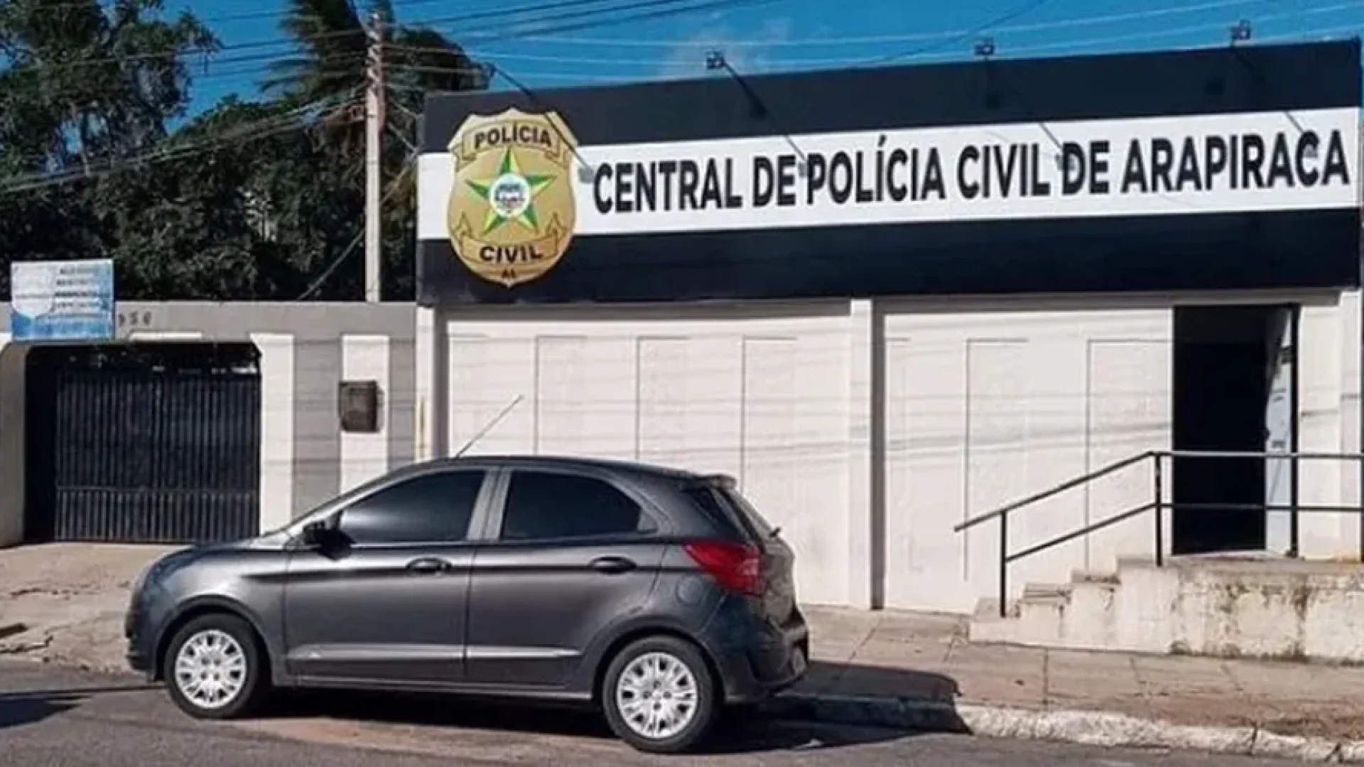 Homem é preso após ser flagrado nu dentro de veículo com criança de 11 anos. - Foto: Reprodução