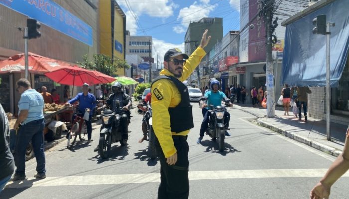 Agentes de educação orientam condutores e pedestres. Foto: Ascom DMTT