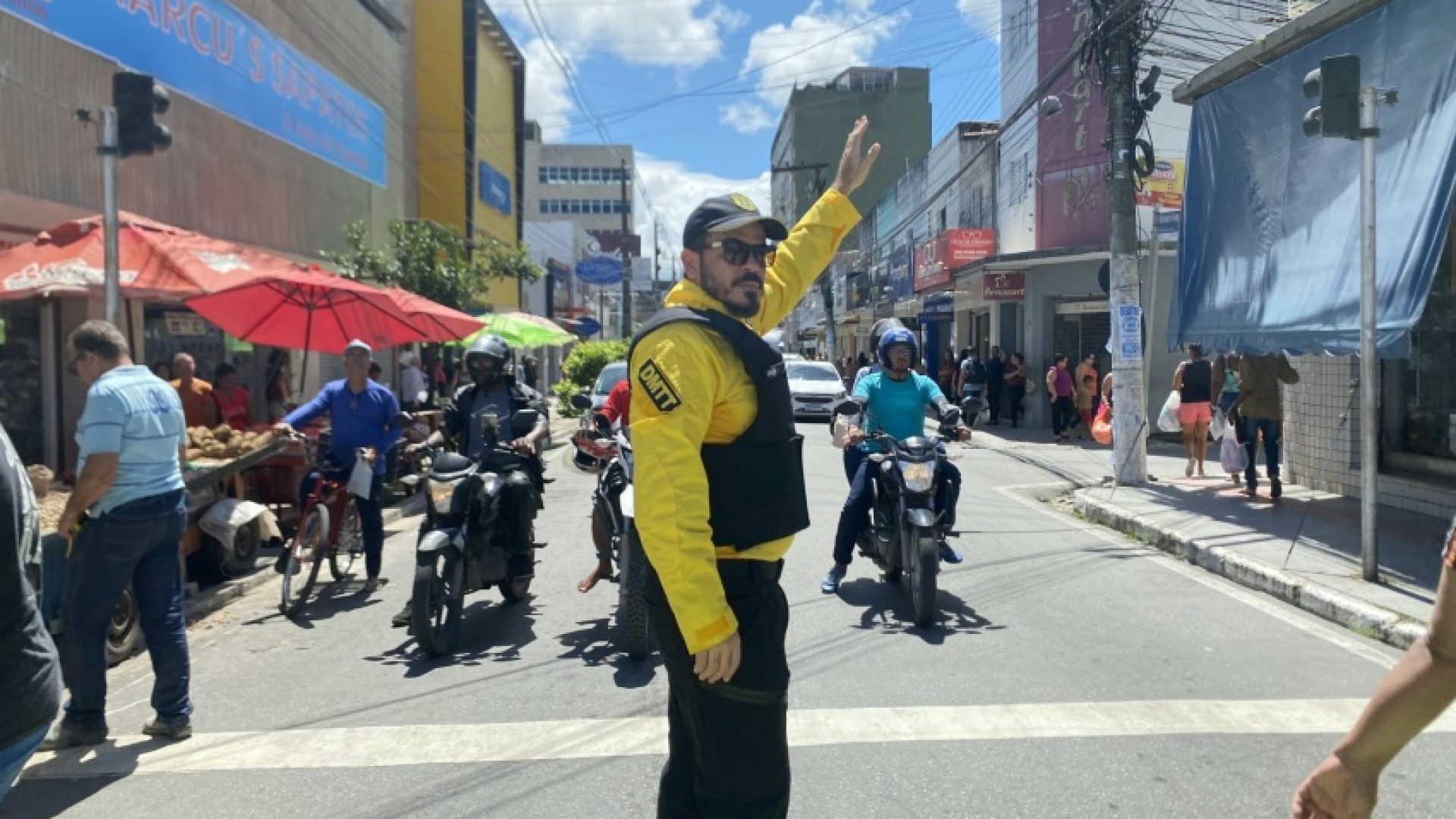 Agentes de educação orientam condutores e pedestres. Foto: Ascom DMTT