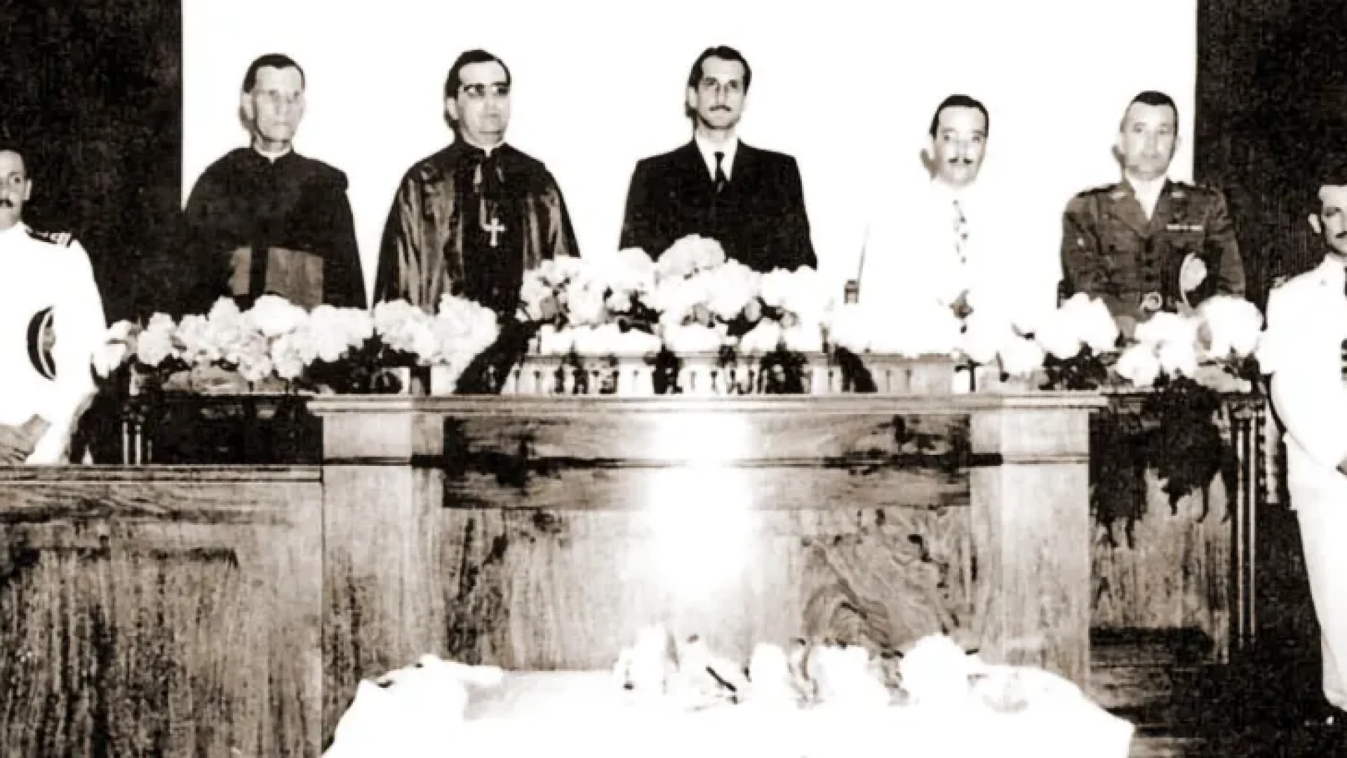 Álvaro Calheiros, o primeiro à esquerda, na posse na presidência da Assembleia em 1947