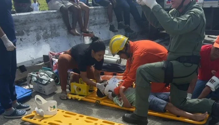 Mortos estavam em um carro de passeio. Corpo de Bombeiros