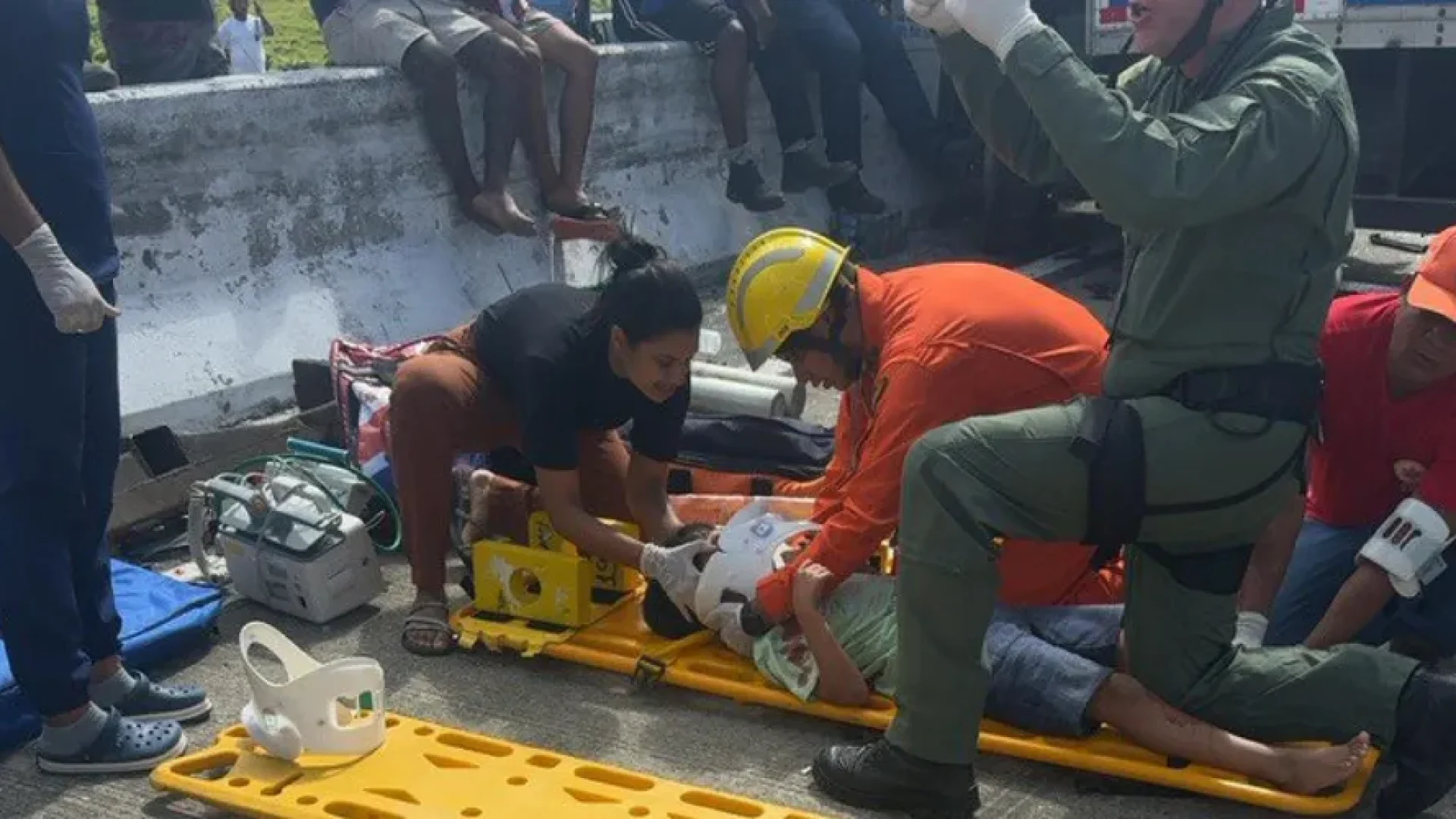 Mortos estavam em um carro de passeio. Corpo de Bombeiros