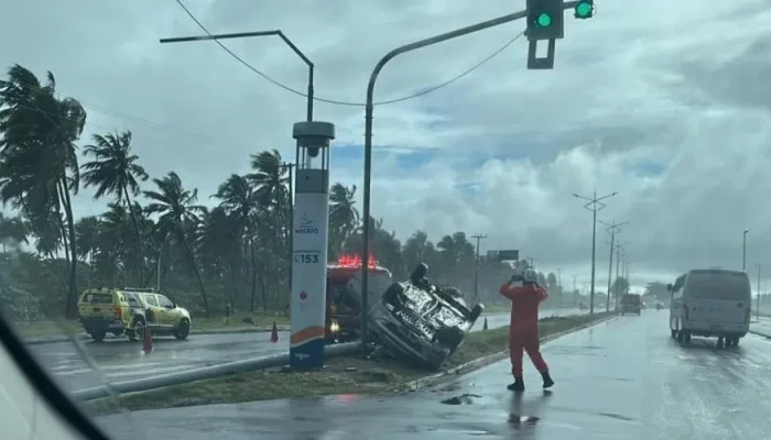 Motorista fica ferido após carro capotar no Pontal da Barra. Reprodução