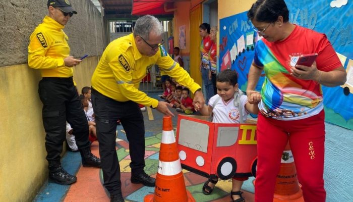 Agentes e professores interagem com as crianças na simulação de trânsito. Foto: Jader Ulisses/ Ascom DMTT