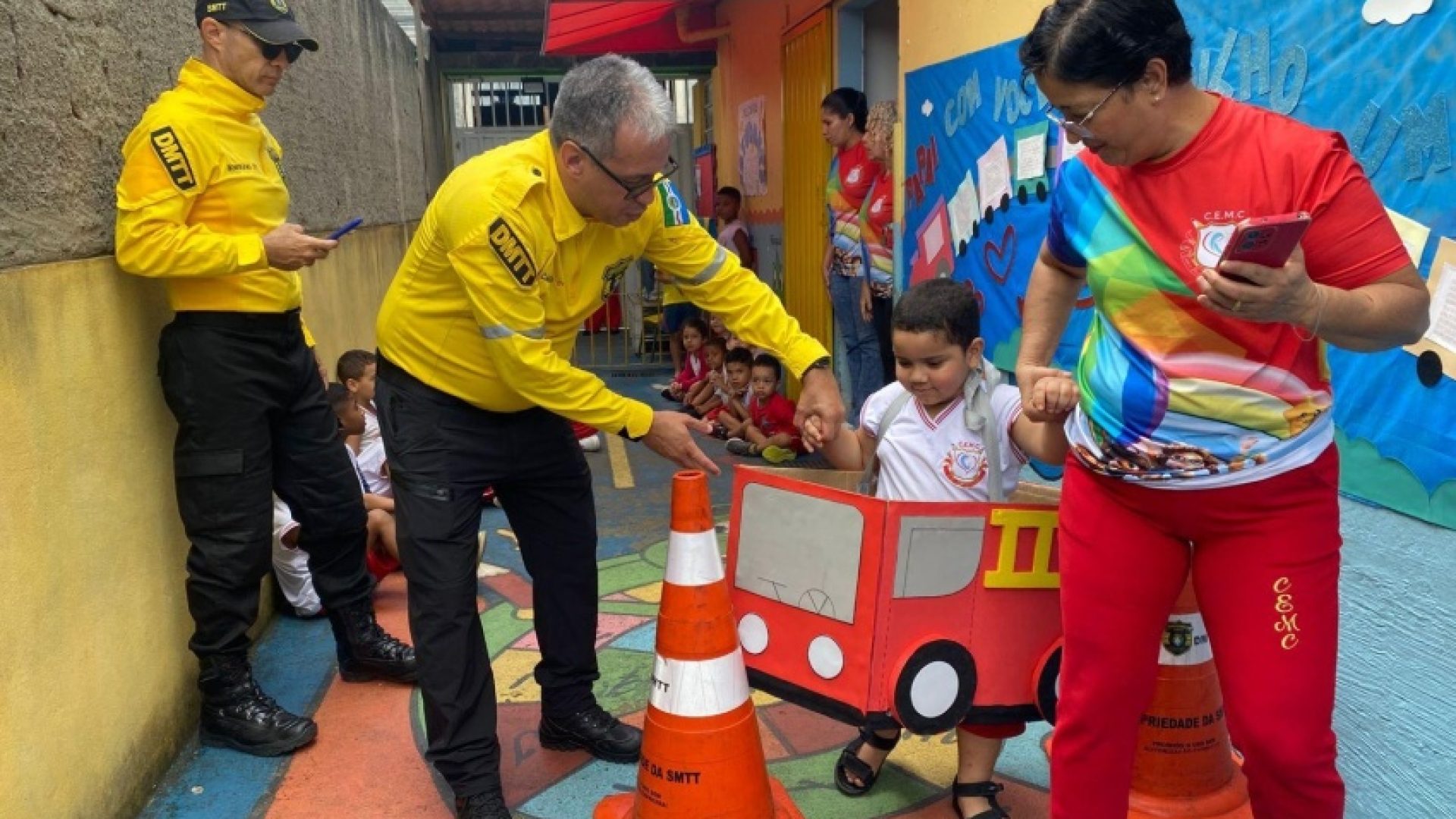 Agentes e professores interagem com as crianças na simulação de trânsito. Foto: Jader Ulisses/ Ascom DMTT