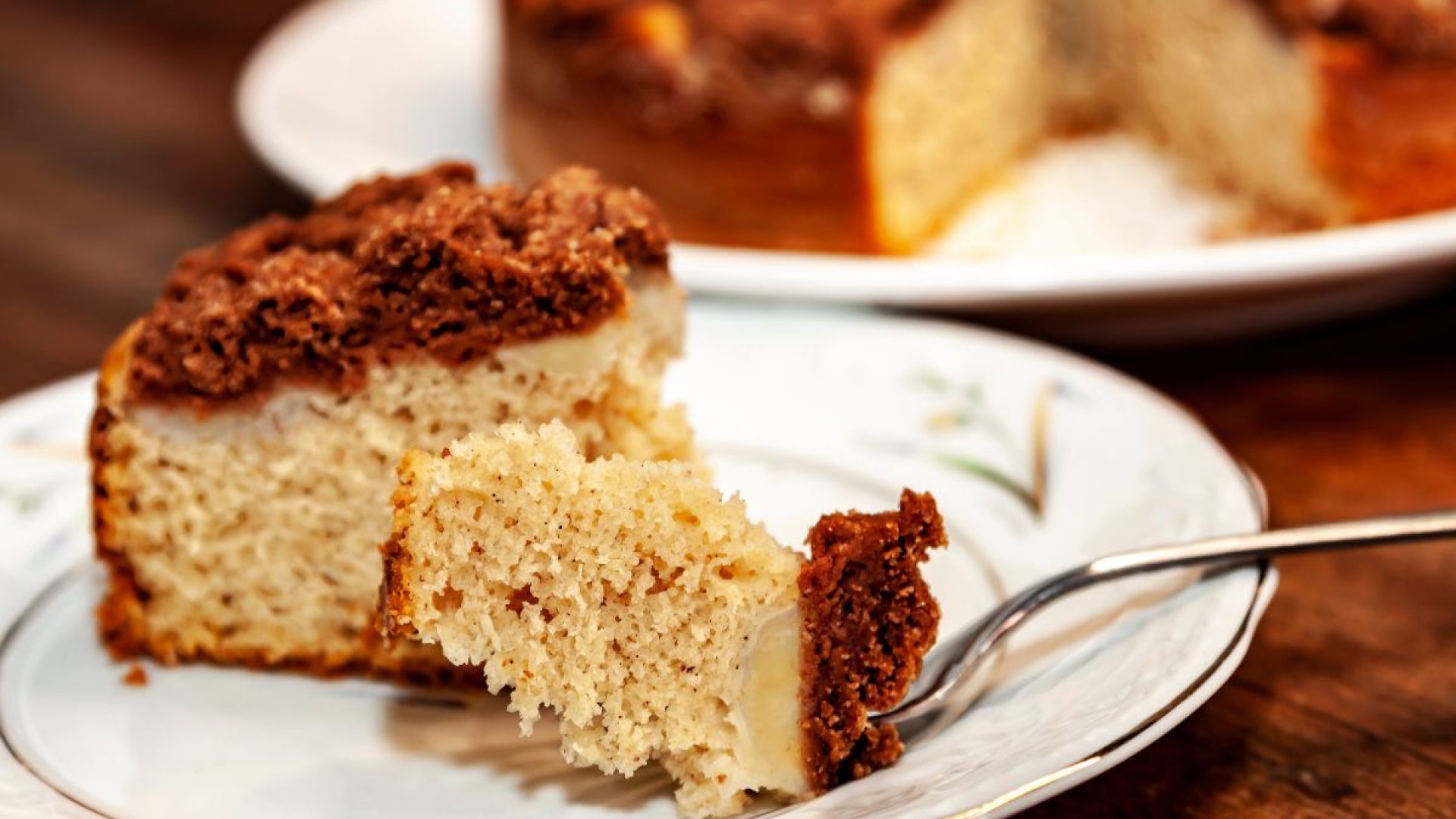 foto colorida de fatia de bolo de banana em um prato