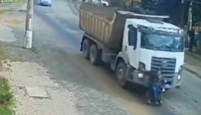 cadeirante é arrastado por caminhão em estrada e sai sem ferimentos