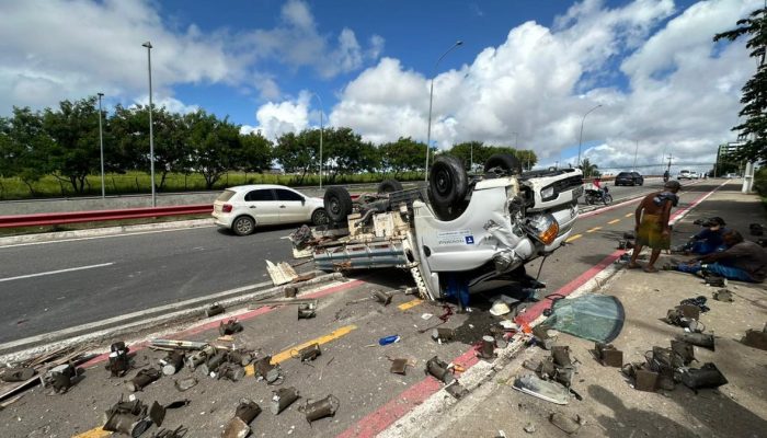 Motorista fica ferido após caminhão capotar e invadir ciclovia na Av. Josepha de Mello - Foto: Cortesia ao TNH1