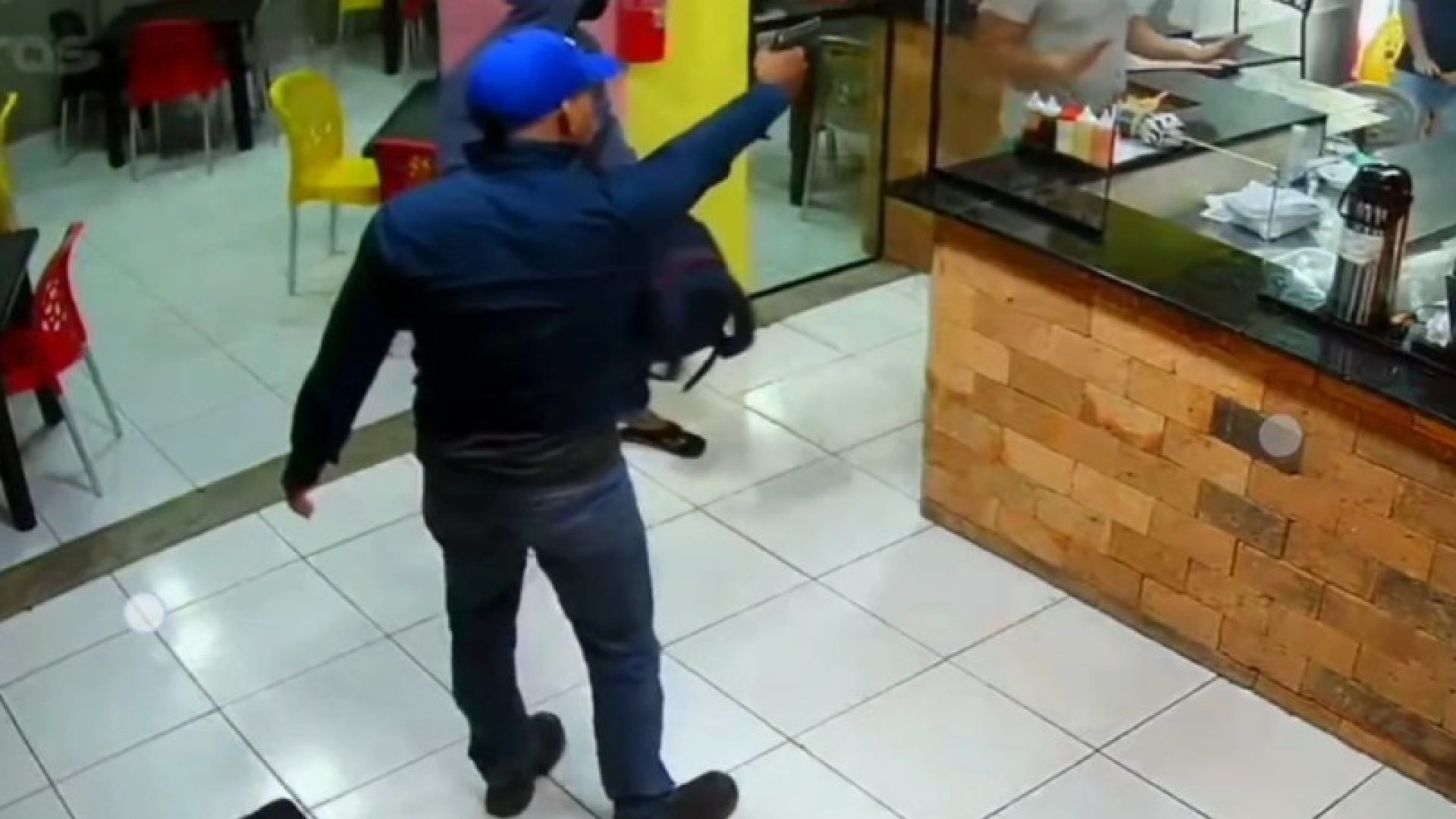 Criminosos invadem lanchonete em Maceió - Foto: Reprodução