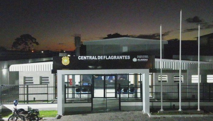 traficantes trocam agressões após polícia encontrar drogas em casa