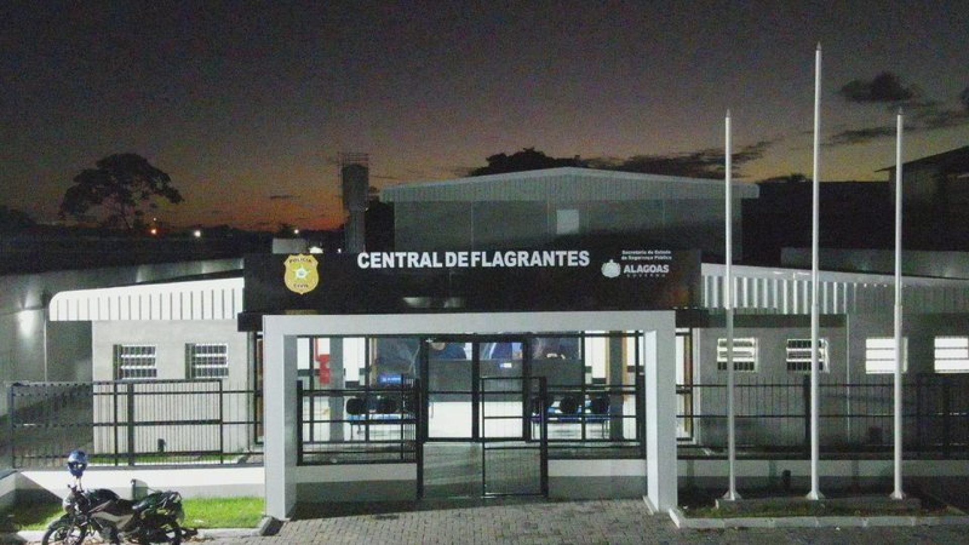 traficantes trocam agressões após polícia encontrar drogas em casa