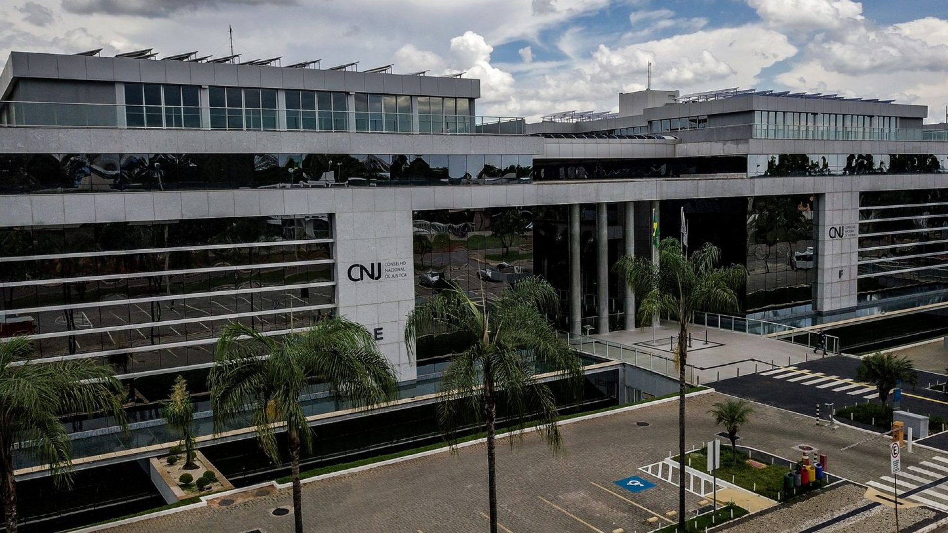 CNJ suspende promoção de juiz e diz que vaga deveria ser para mulher
