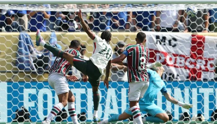 João Pedro acerta belo chute, sem chances para Fábio, para marcar o segundo gol do Chelsea sobre o Fluminense • Emilee Chinn - FIFA/FIFA via Getty Images