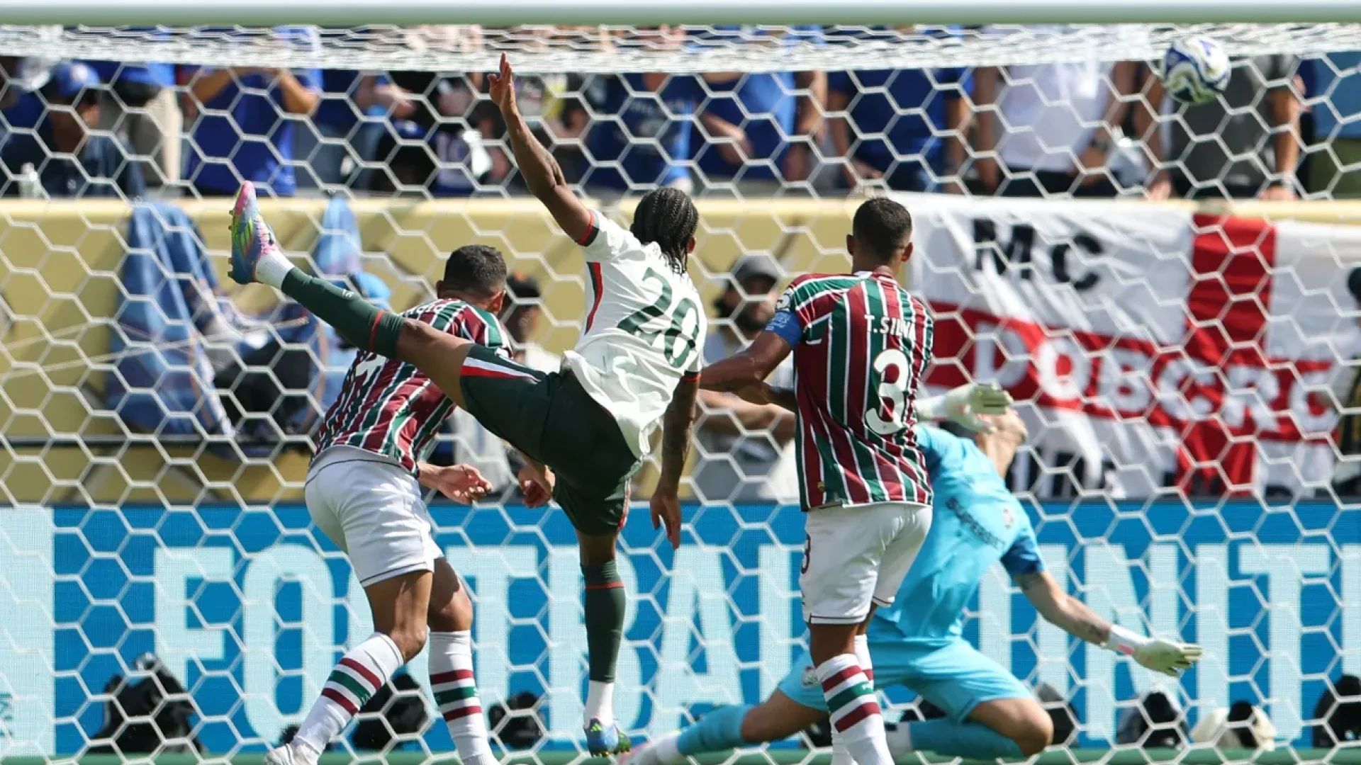 João Pedro acerta belo chute, sem chances para Fábio, para marcar o segundo gol do Chelsea sobre o Fluminense • Emilee Chinn - FIFA/FIFA via Getty Images