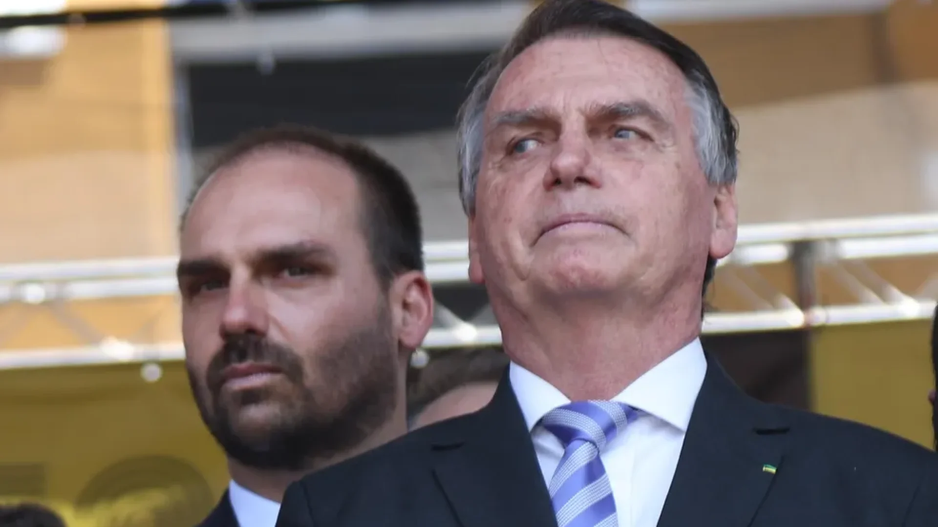 Eduardo e Jair Bolsonaro em cerimônia de aniversário da Rota, em SP — Foto: TOMZÉ FONSECA/FUTURA PRESS/ESTADÃO CONTEÚDO