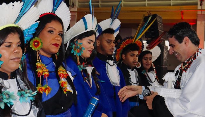 Reitor da Uneal, Odilon Máximo diploma as docentes indígenas de 12 etnias alagoanas, no marco histórico de valorização aos povos originários do Brasil -  Suellen Oliveira/Ascom Uneal