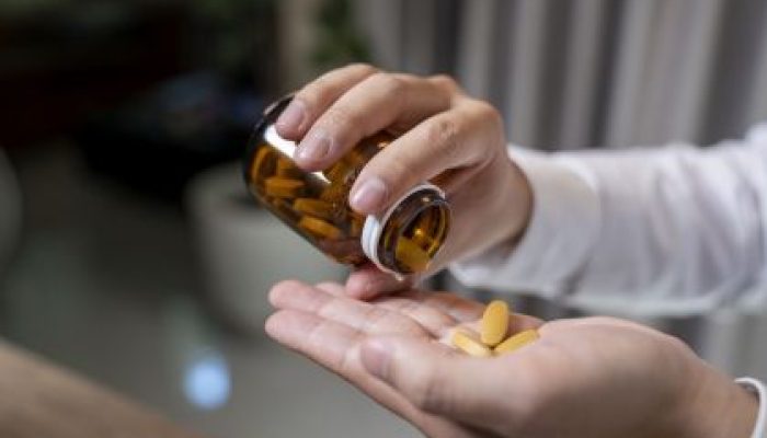 Excesso de vitamina B3 pode estar associado a um maior risco de infarto e AVC, segundo estudo - Foto: Thana Prasongsin/GettyImages