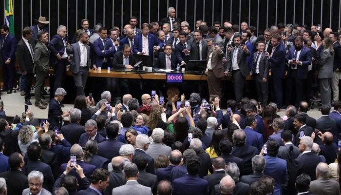 Após obstrução de Plenário, Hugo Motta abre sessão e pede respeito