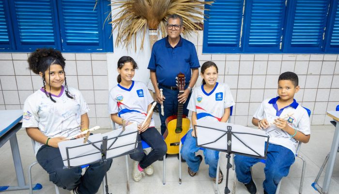 Estudantes da Laura Dantas com o professor Joab de Melo: desenvolvimento social por meio da música

 Alexandre Teixeira / Ascom Seduc