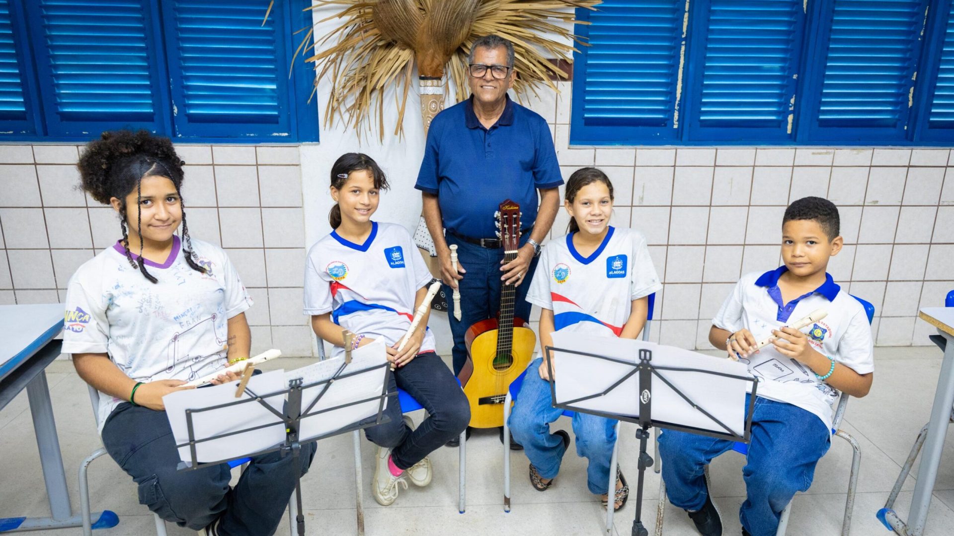 Estudantes da Laura Dantas com o professor Joab de Melo: desenvolvimento social por meio da música

 Alexandre Teixeira / Ascom Seduc