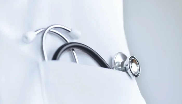 Curso de medicina com nota baixa pode ter corte de vaga ou extinção