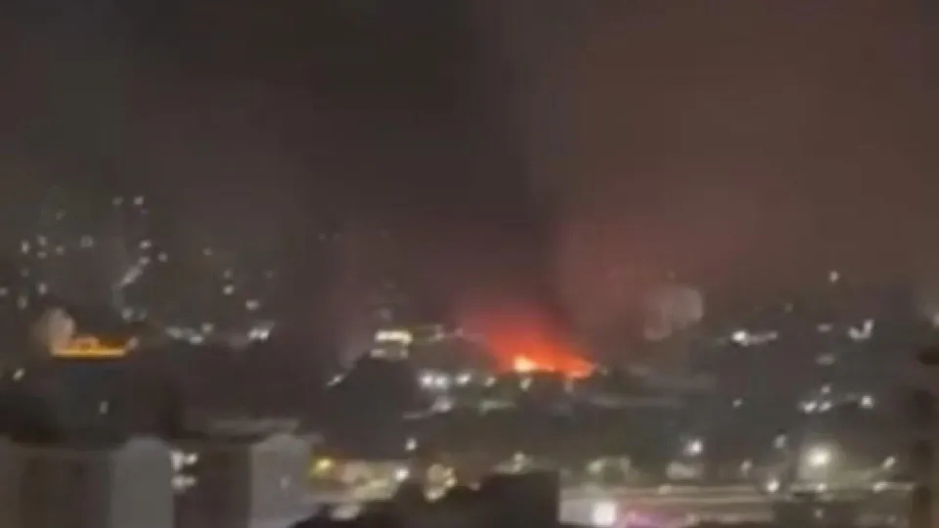 Queda de balão provoca incêndio em galpão em Santo André; vídeo