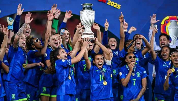 Jogadoras do Brasil levantando a taça da Copa América Feminina • Divulgação/CONMEBOL