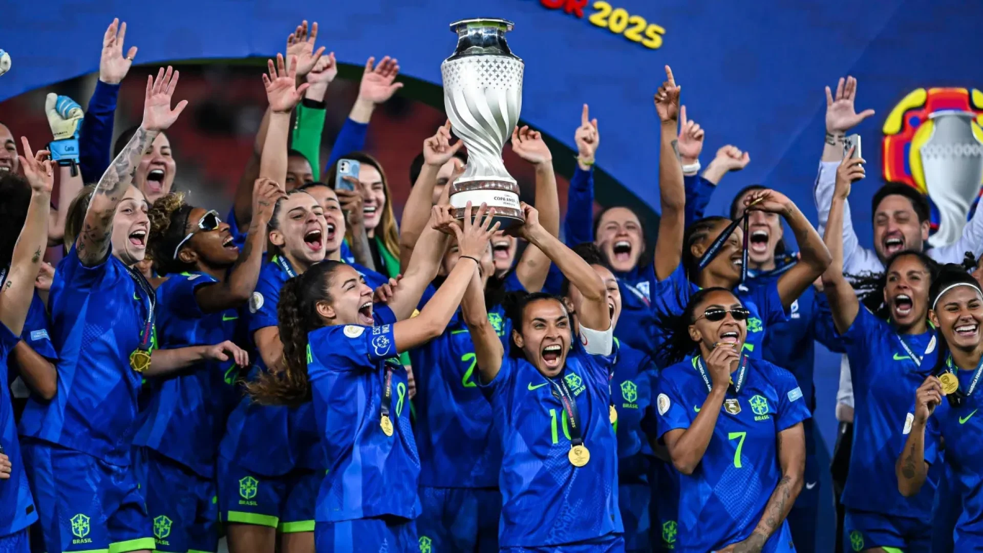 Jogadoras do Brasil levantando a taça da Copa América Feminina • Divulgação/CONMEBOL