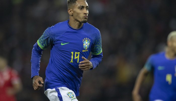Raphinha e Vinicius Júnior são indicados ao prêmio Bola de Ouro