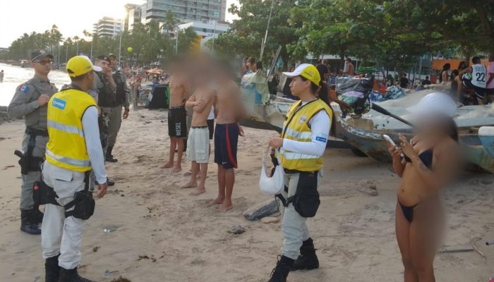 Grupo foi abordado na orla de Maceió após denúncia de uso de drogas. Foto: Ascom Ronda no Bairro